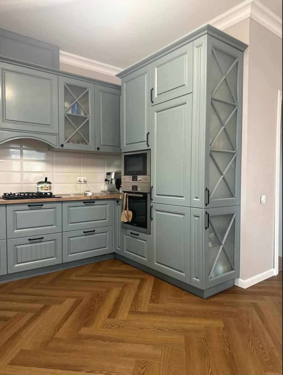 Кварцвиниловый SPC ламинат Vinilam Parquet Herringbone Паркет Винсент IS11200 венгерская елка 720×120×6,5 фото в интерьере